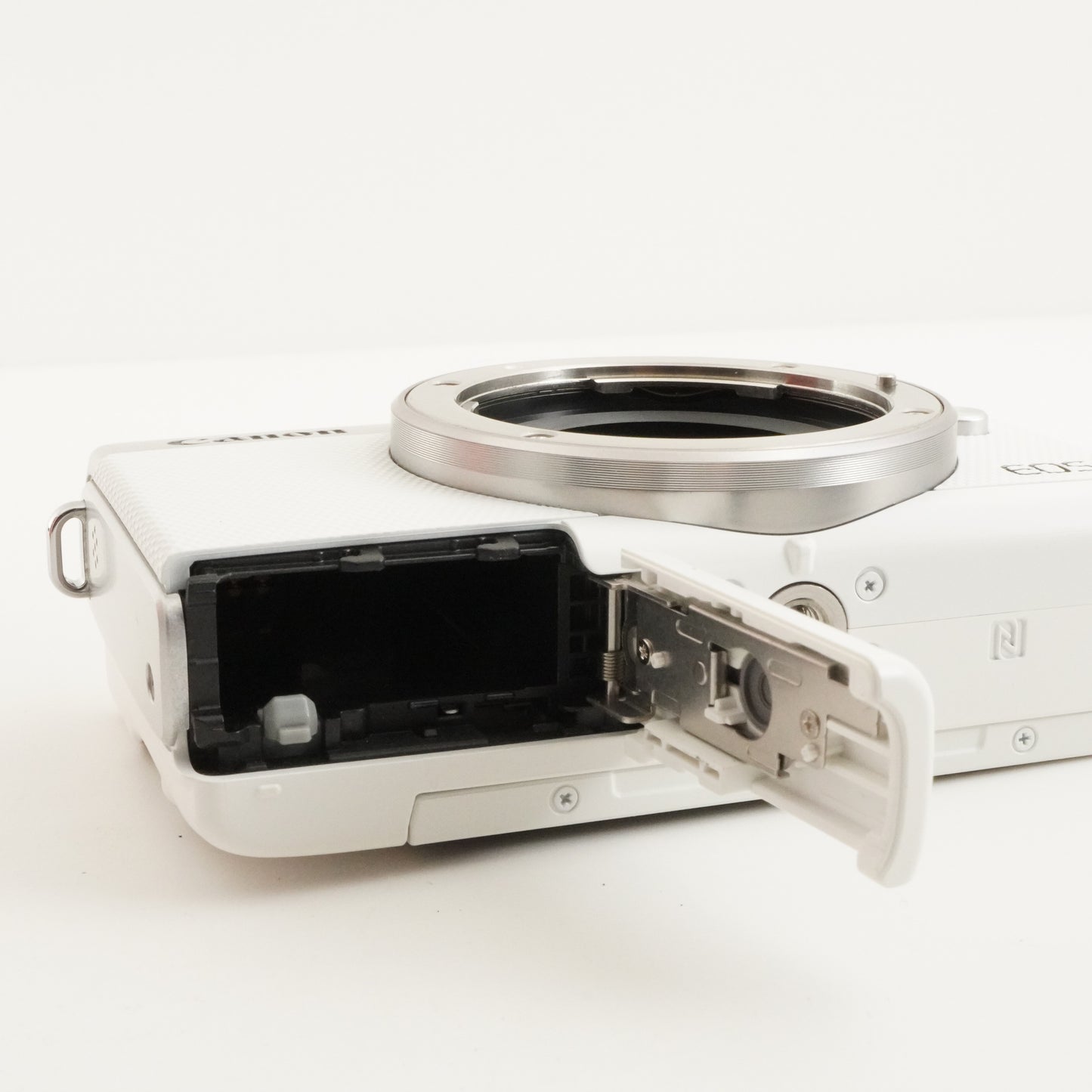 Canon EOS M White + EF-M 18-55mm IS STM + 4GB SDHC Card from Japan #10065