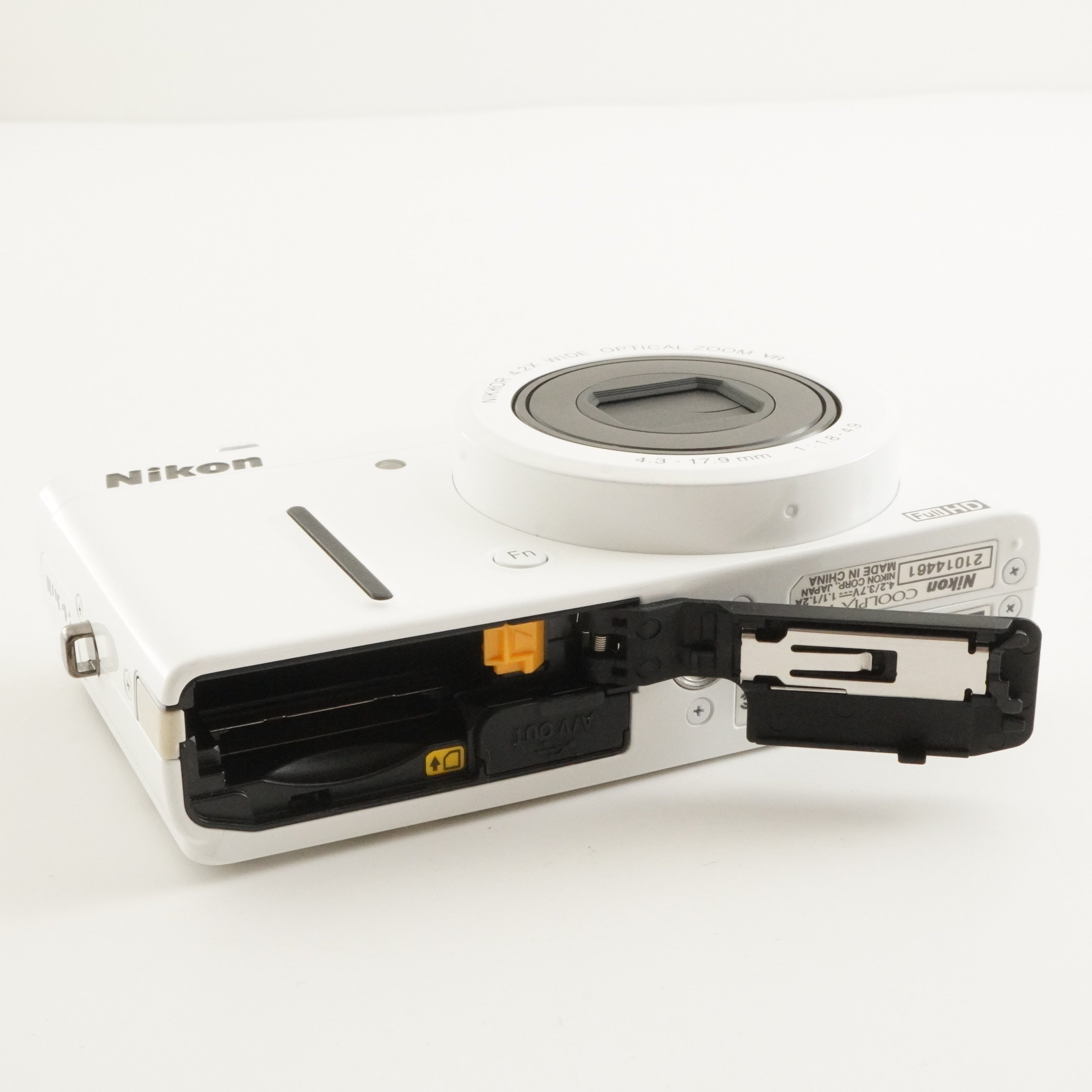 Nikon COOLPIX P310 White + 4GB SDHC Card Digital Camera from Japan