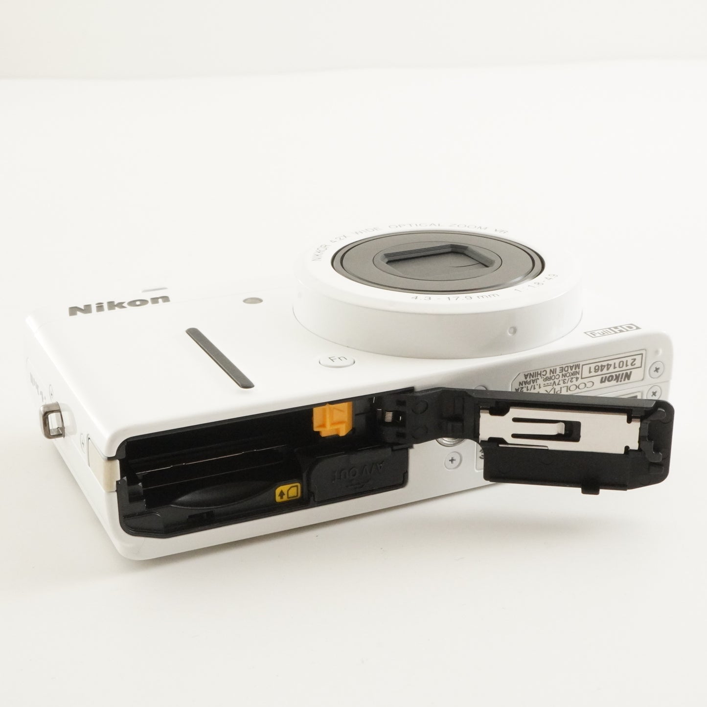 Nikon COOLPIX P310 White + 4GB SDHC Card Digital Camera from Japan #10454