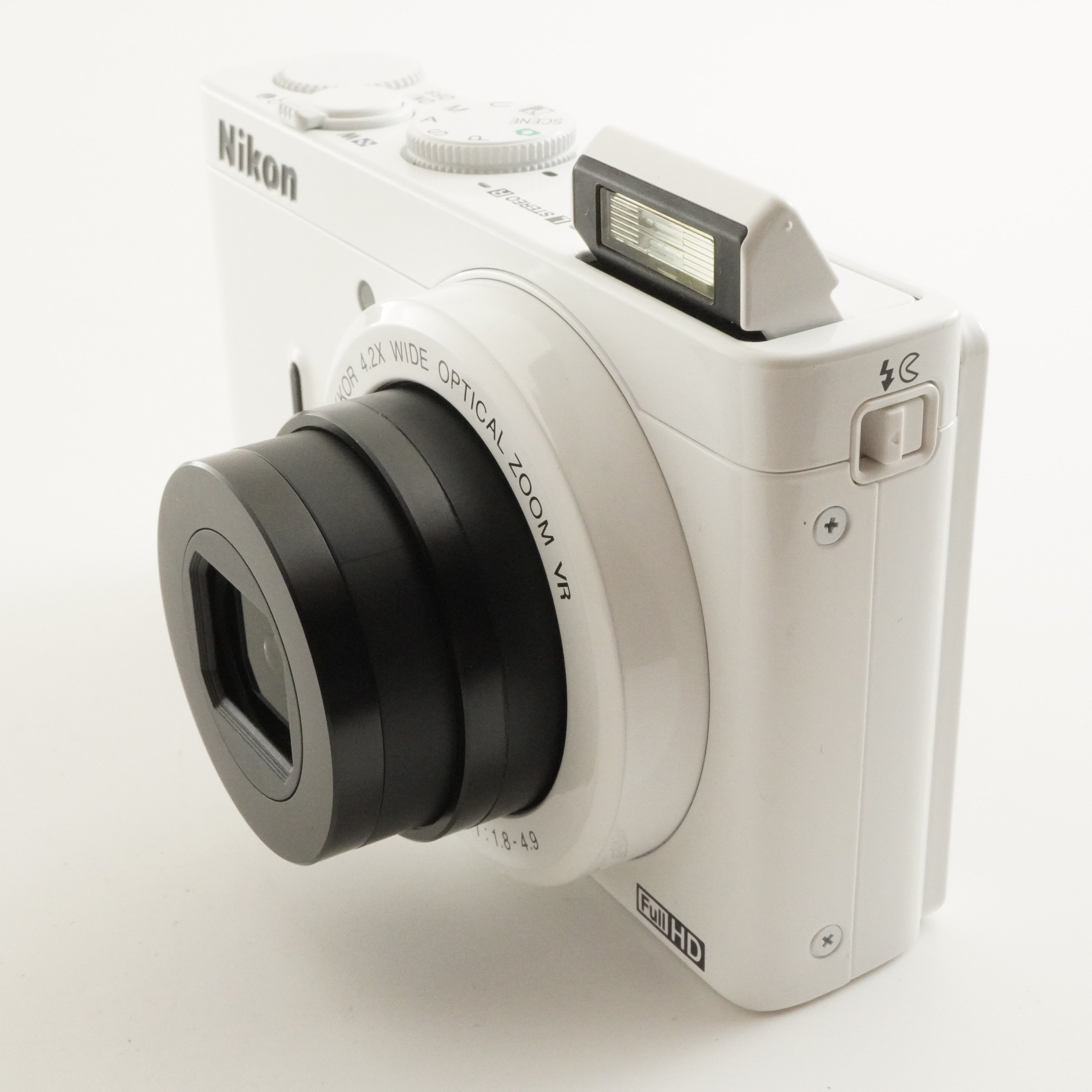 Nikon COOLPIX P310 White  • 4GB SDHC Card Digital Camera from Japan
