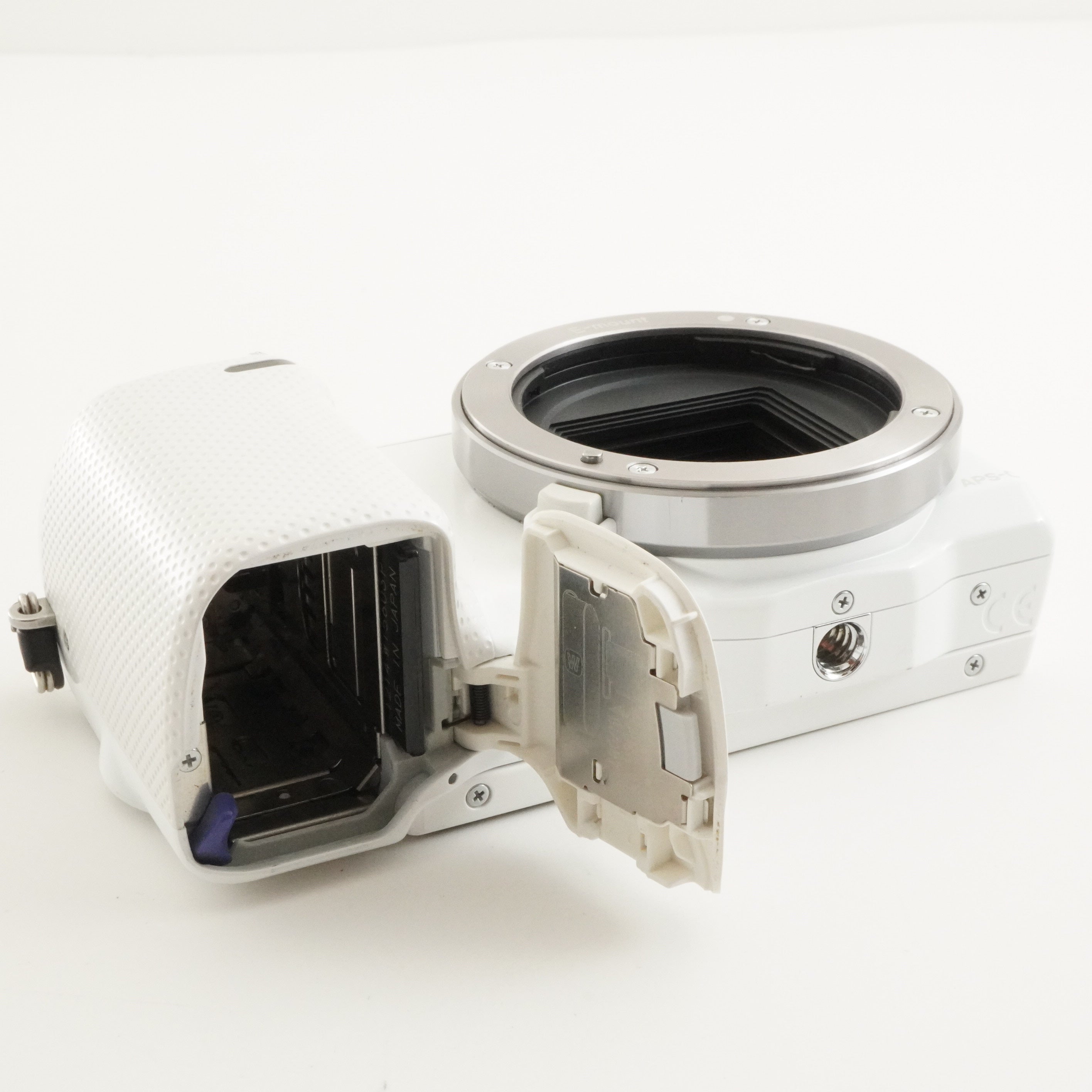 9,479 Shots] SONY NEX-5R White + E PZ 16-50mm +8GBG SDHC Card from