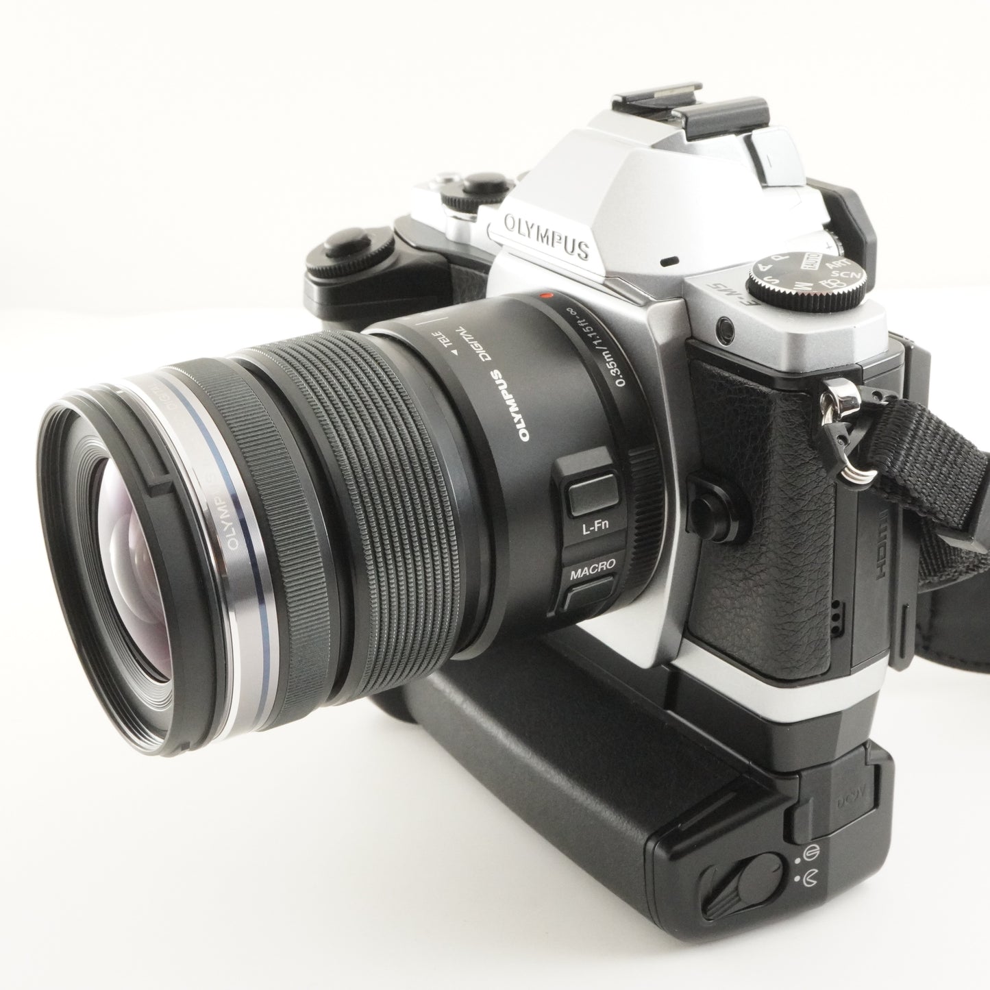 [12,183 Shots] OLYMPUS OM-D E-M5 Silver +12-50mm +Accessories from Japan #10810
