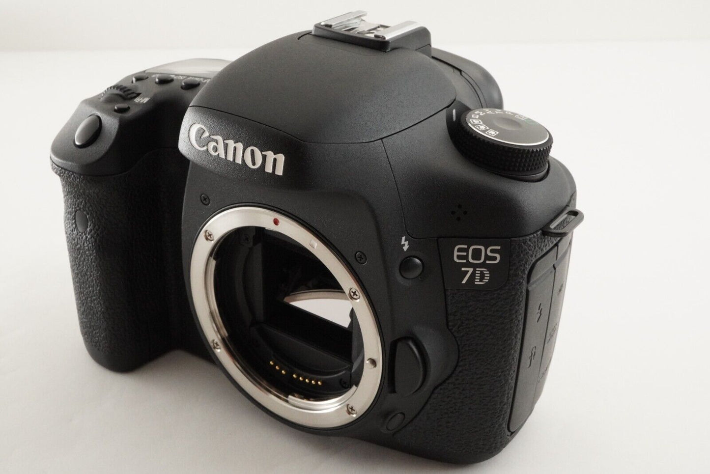 [Shutter Count:Less than 2,000] Canon EOS 7D DSLR Camera from Japan #9258