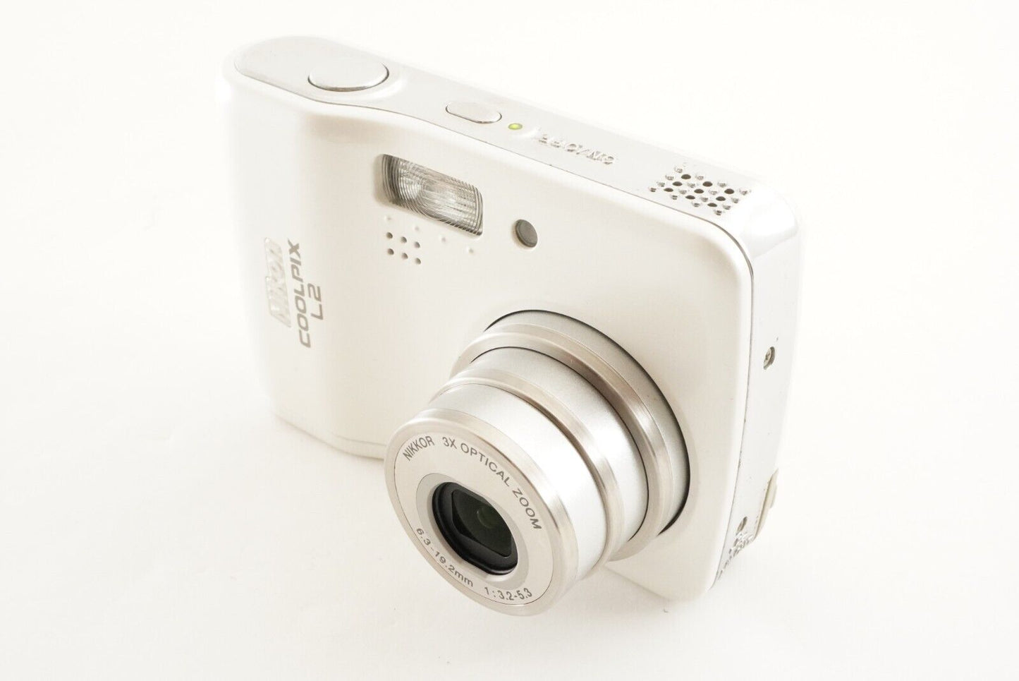 Nikon COOLPIX L2 White With 2GB SD Card Compact Digital Camera from Japan #1299