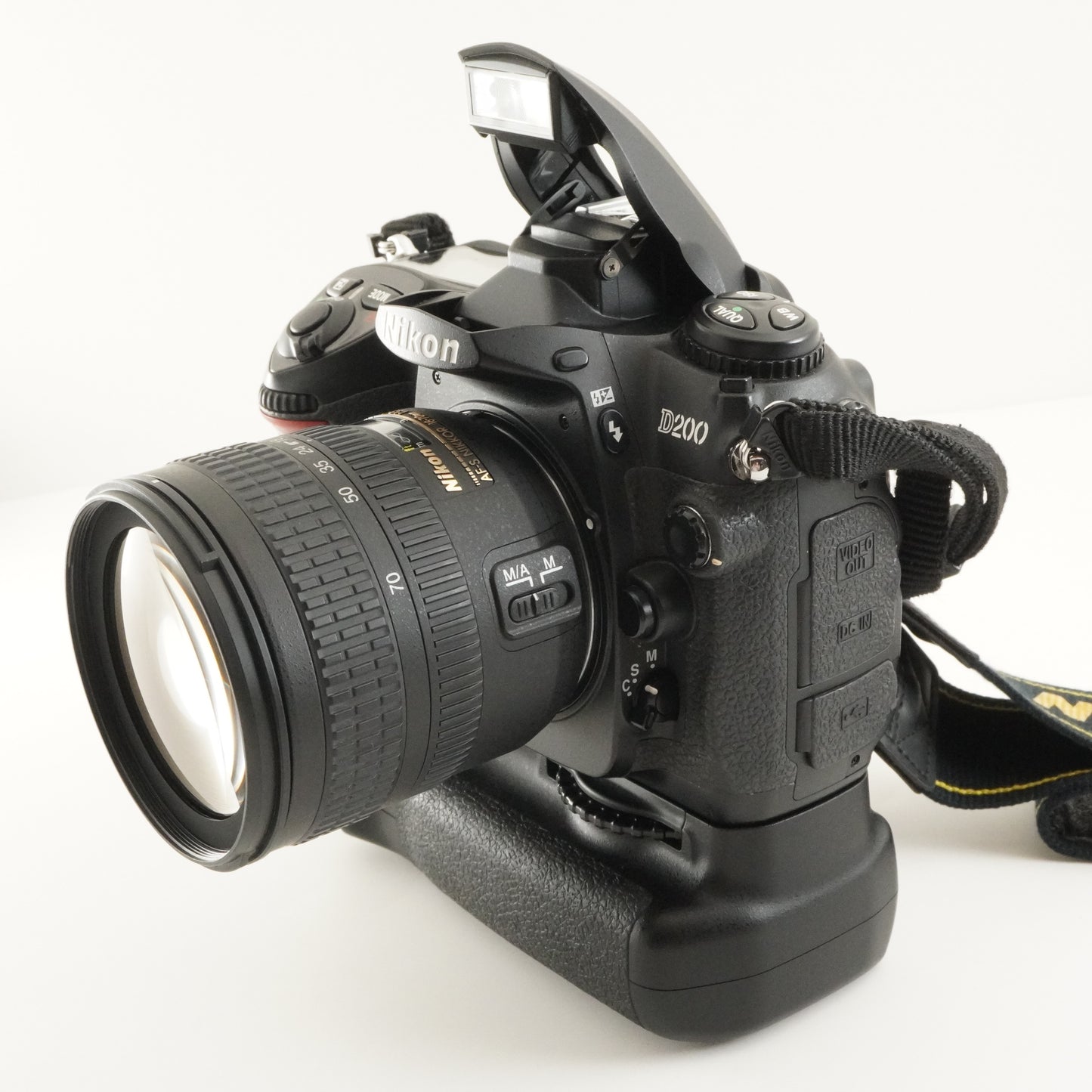 8,761 Shots / Nikon D200 In Box + MB-D200 + AF-S 18-70mm from Japan #11902