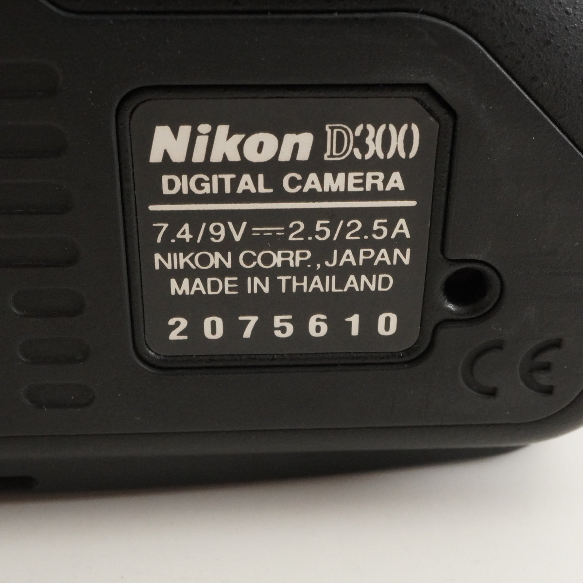 4,131 Shots / Nikon D300 & MB-D10 & AF-S 18-70mm & 4GB CF Card from Japan #12475