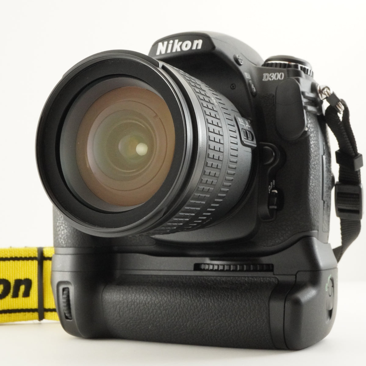 4,131 Shots / Nikon D300 & MB-D10 & AF-S 18-70mm & 4GB CF Card from Japan #12475