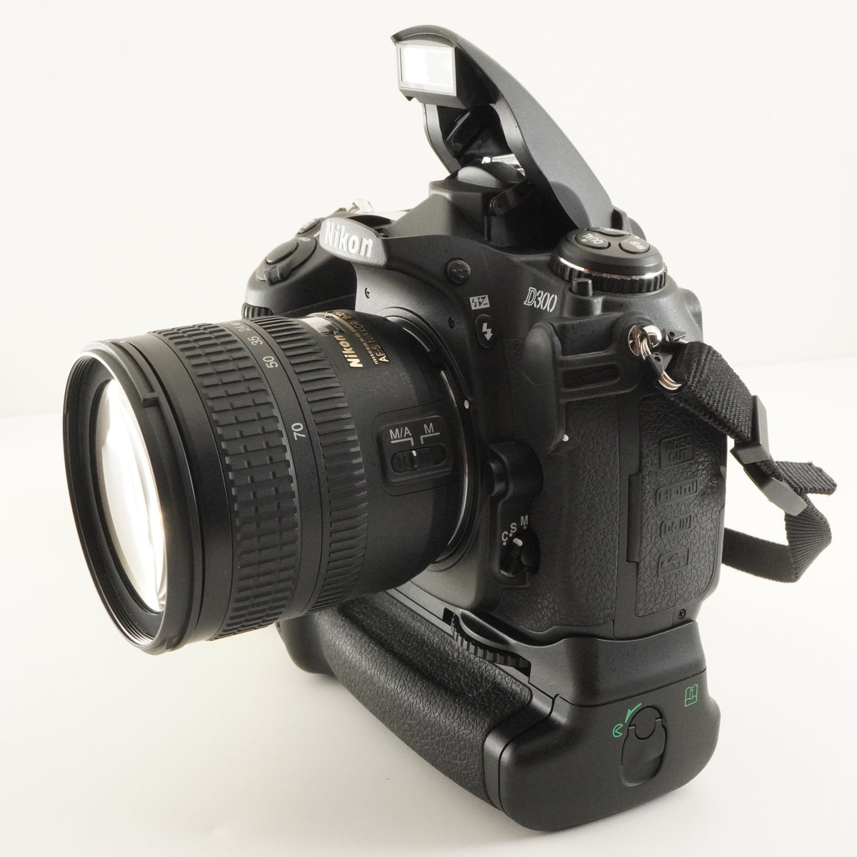 4,131 Shots / Nikon D300 & MB-D10 & AF-S 18-70mm & 4GB CF Card from Japan #12475