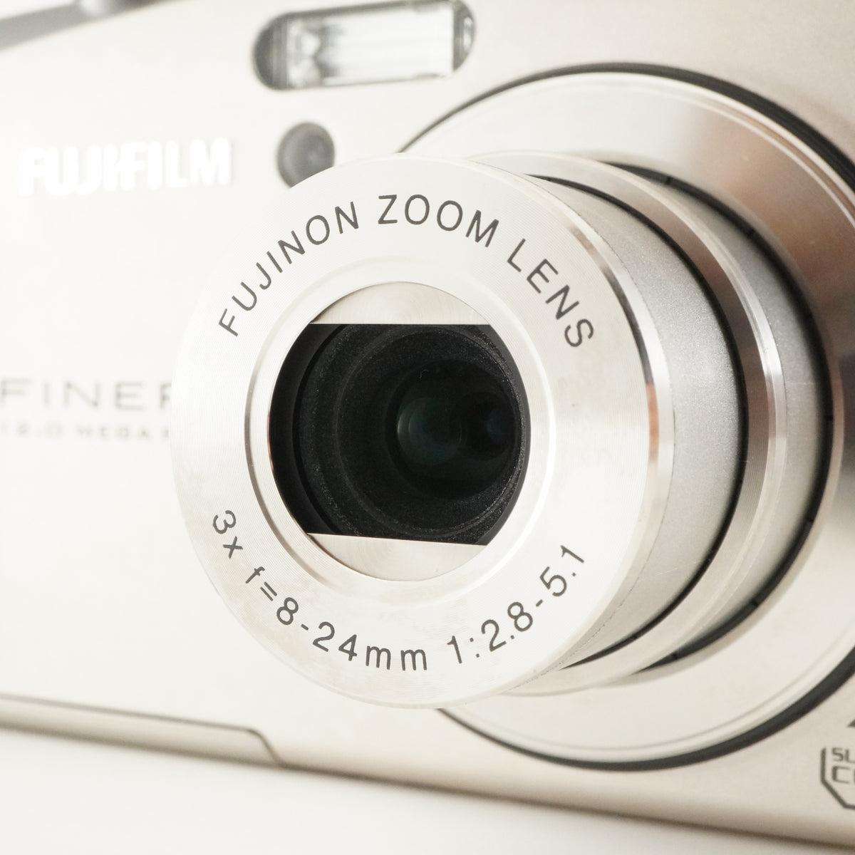 FUJIFILM FINEPIX F60fd Silver + 4GB SDHC Card Digital Camera from Japan #13181