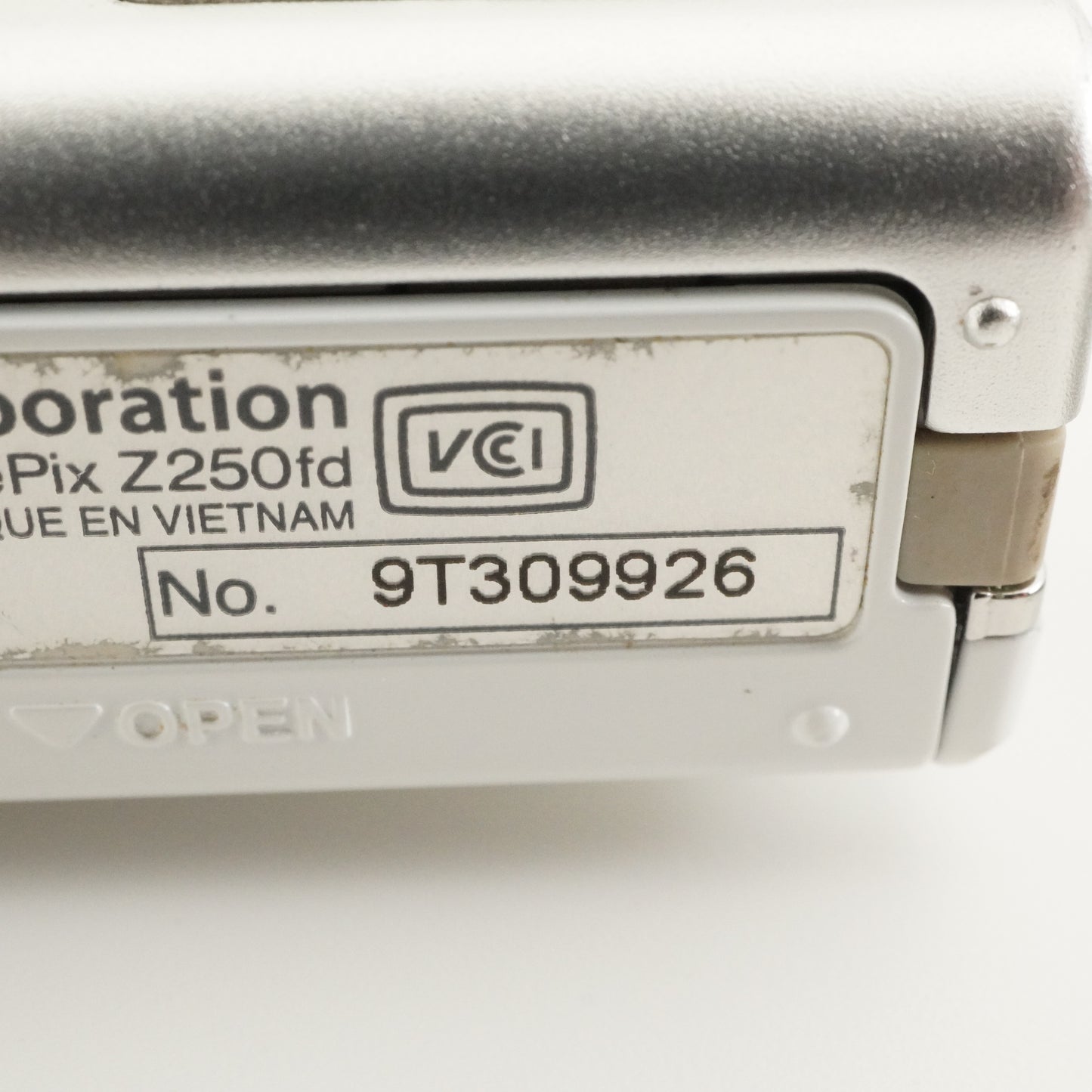 FUJIFILM FINEPIX Z250fd White With 4GB SDHC Card Digital Camera from Japan #8136