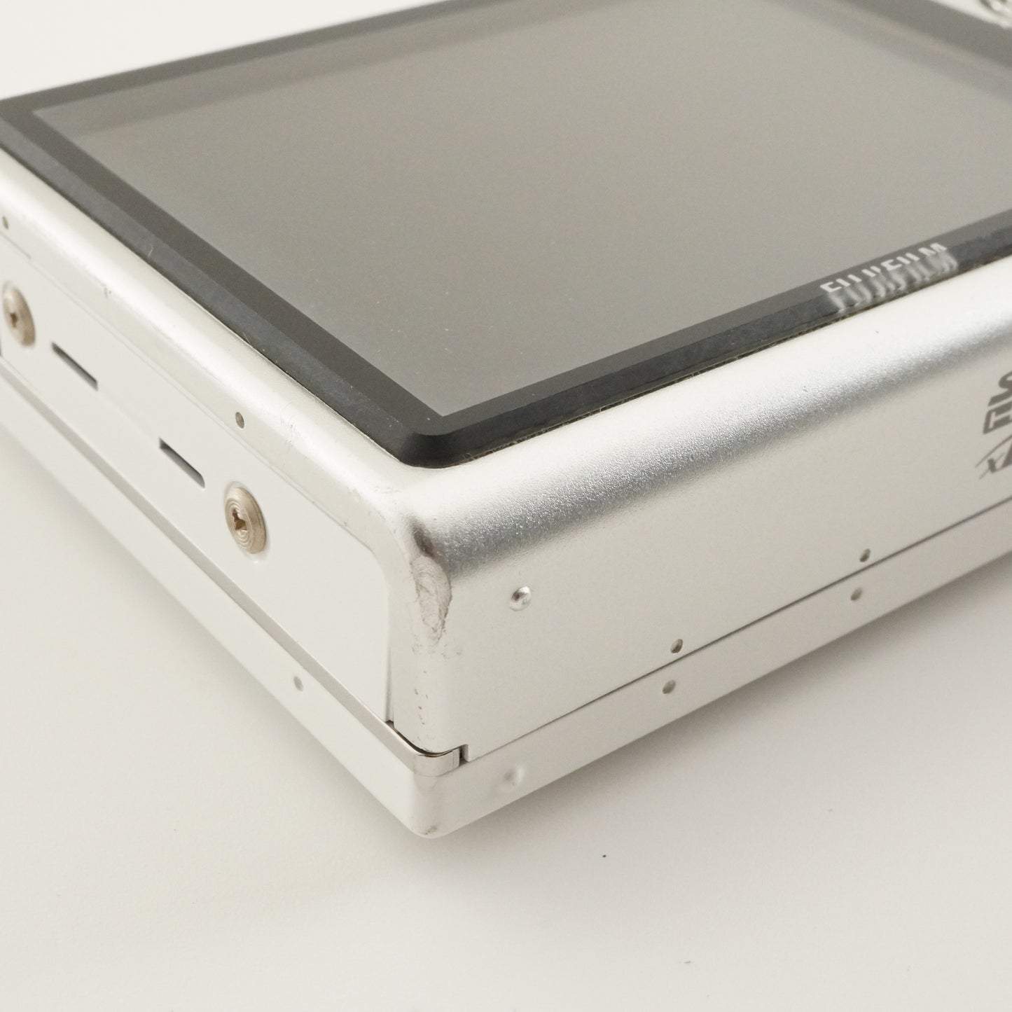 FUJIFILM FINEPIX Z250fd White With 4GB SDHC Card Digital Camera from Japan #8136