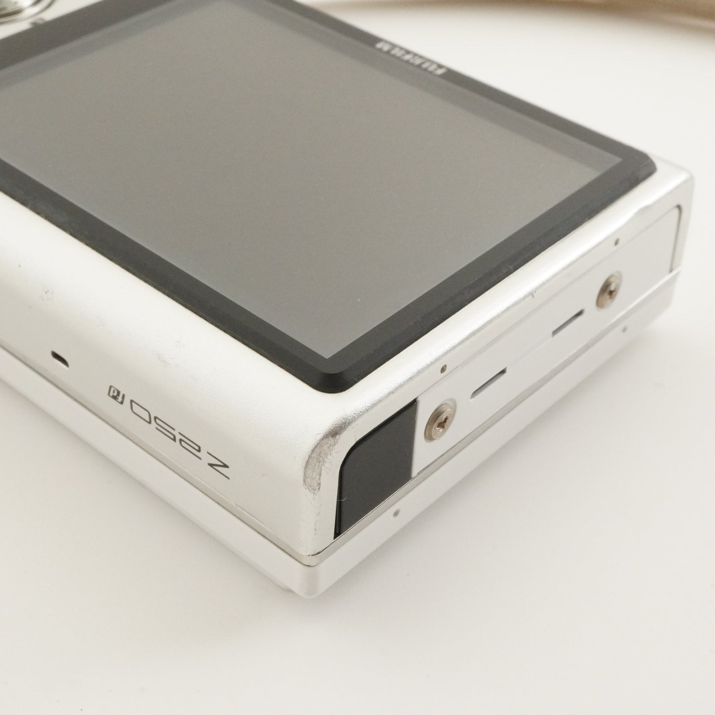 FUJIFILM FINEPIX Z250fd White With 4GB SDHC Card Digital Camera from Japan #8136