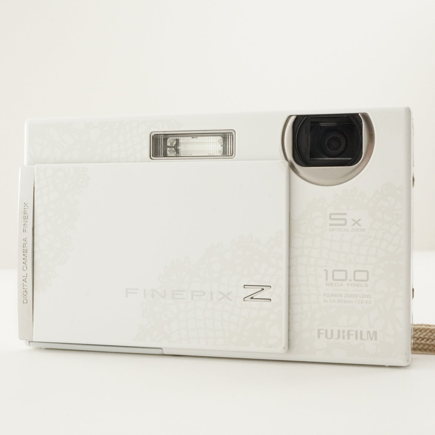 FUJIFILM FINEPIX Z250fd White With 4GB SDHC Card Digital Camera from Japan #8136