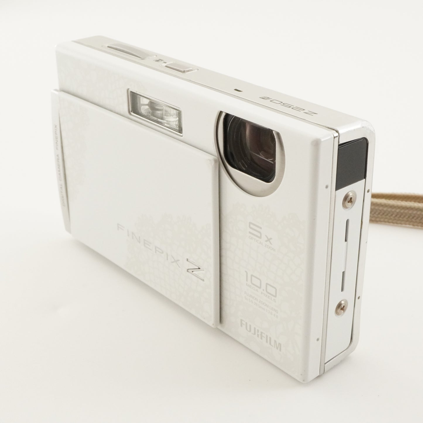 FUJIFILM FINEPIX Z250fd White With 4GB SDHC Card Digital Camera from Japan #8136