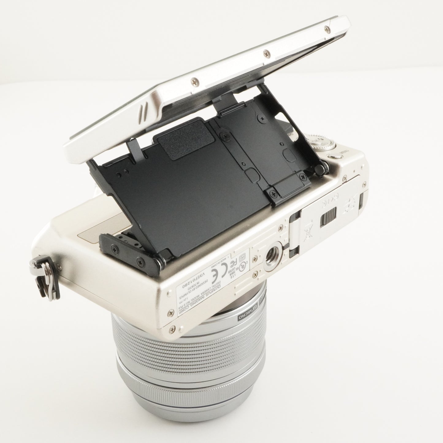 [2,025 Shots] OLYMPUS E-PL6 Silver +14-42mm II R In Box +4GB SD from Japan #8602