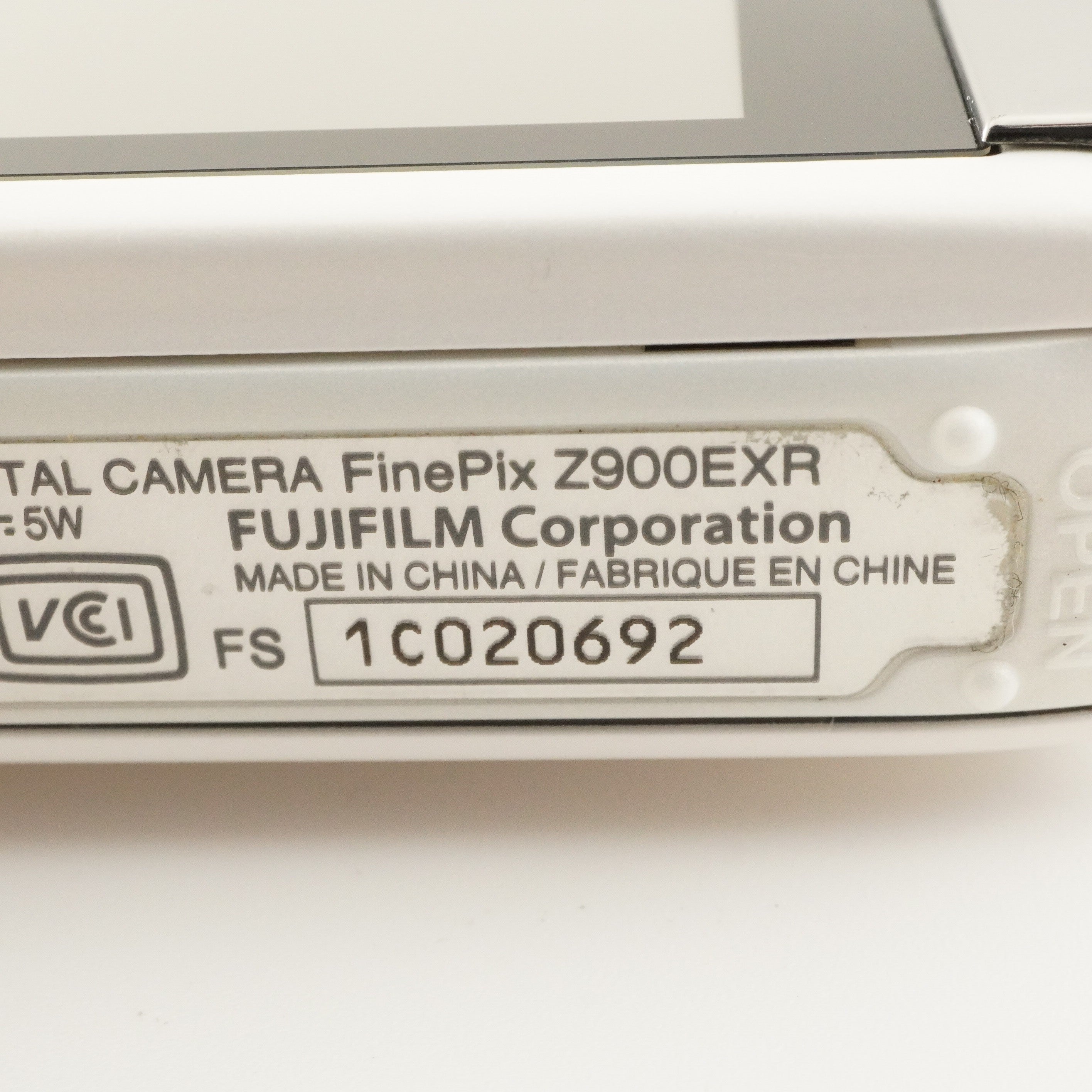 FUJIFILM FinePix Z900 EXR White + 4GB SDHC Card Digital Camera