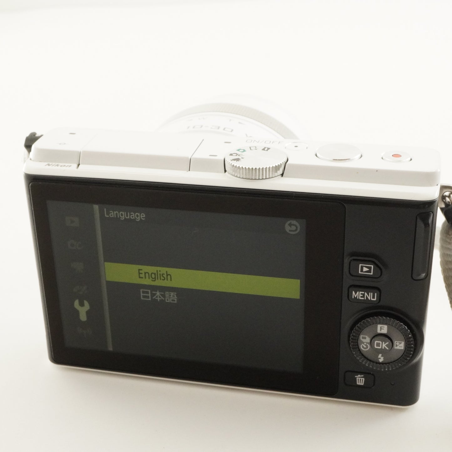 [822 Shots] Nikon 1 J4 White + 10-30mm + 4GB micro SD + Case from Japan #9647