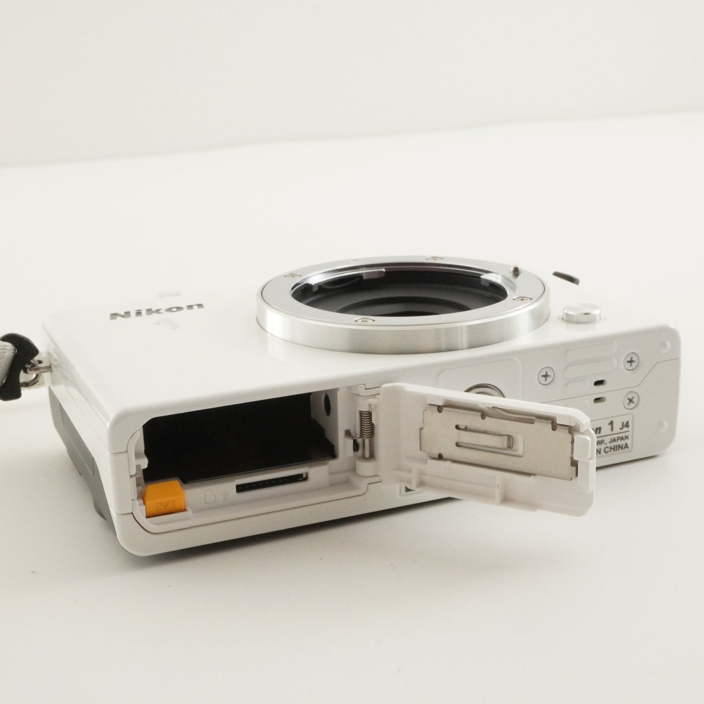 [822 Shots] Nikon 1 J4 White + 10-30mm + 4GB micro SD + Case from Japan #9647