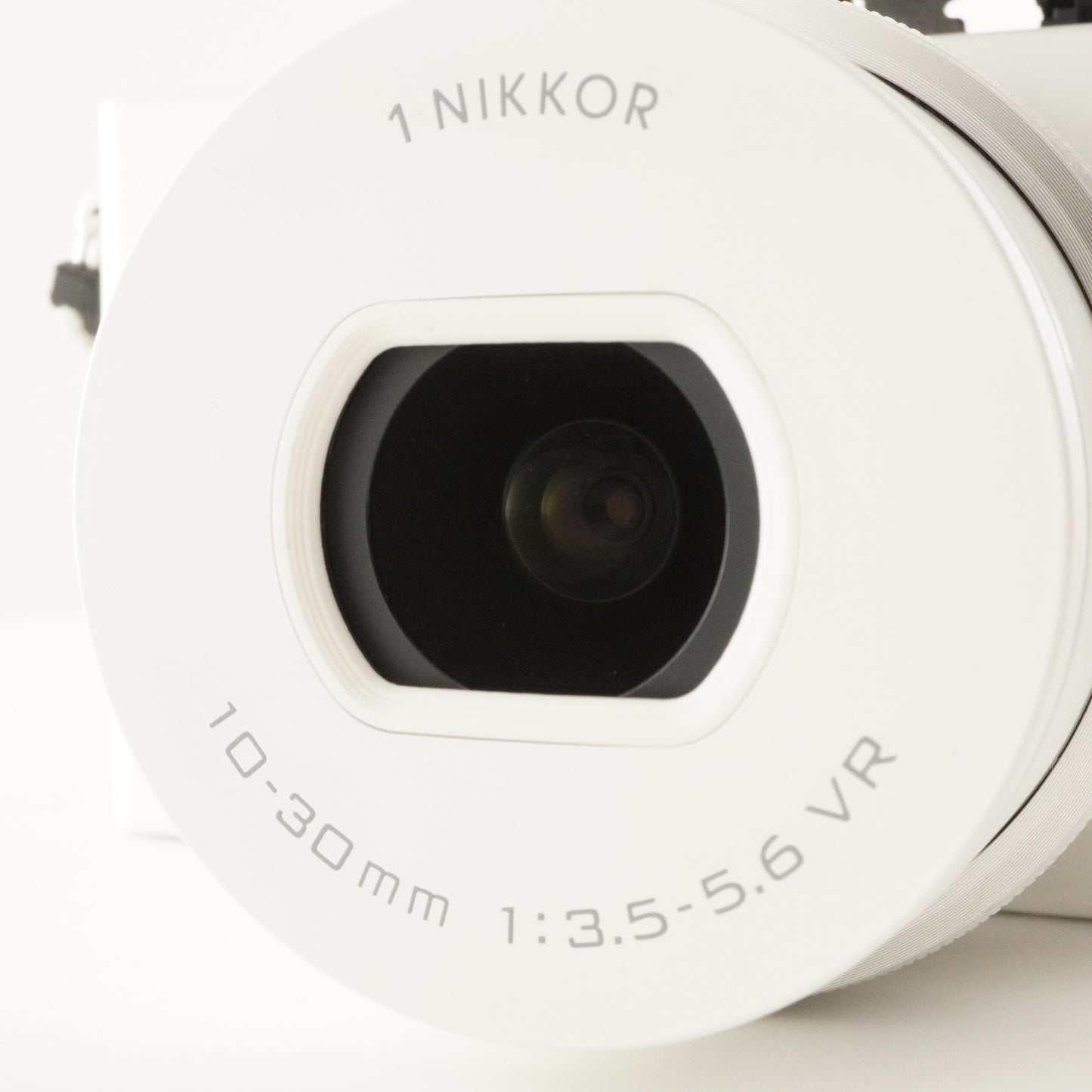 [822 Shots] Nikon 1 J4 White + 10-30mm + 4GB micro SD + Case from Japan #9647