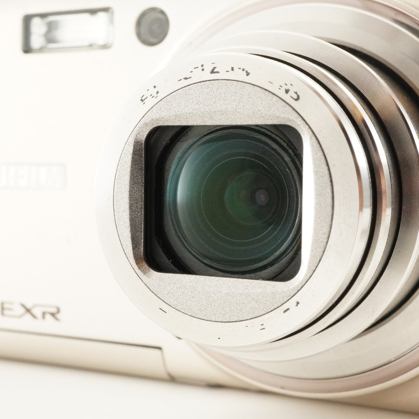 FUJIFILM FinePix F200 EXR Silver + 4GB SDHC Card Digital Camera from Japan #9709