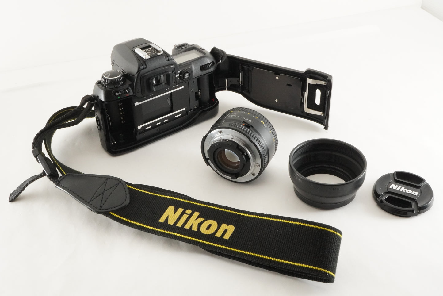 Nikon F80 + AF NIKKOR 50mm F1.8 D SLR 35mm Film Camera from Japan #2268