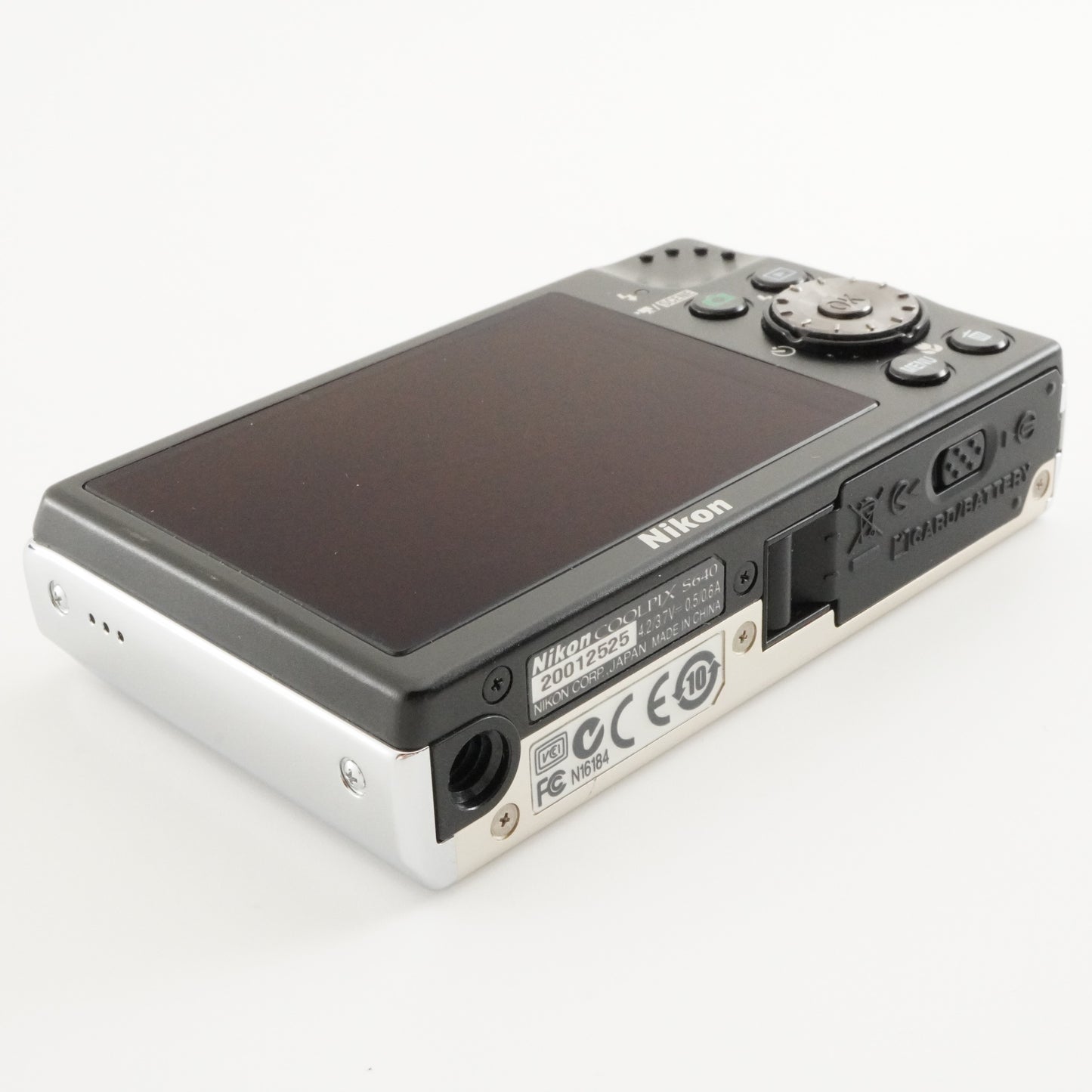 Nikon COOLPIX S640 Silver With 4GB SDHC Card Digital Camera from Japan #4047