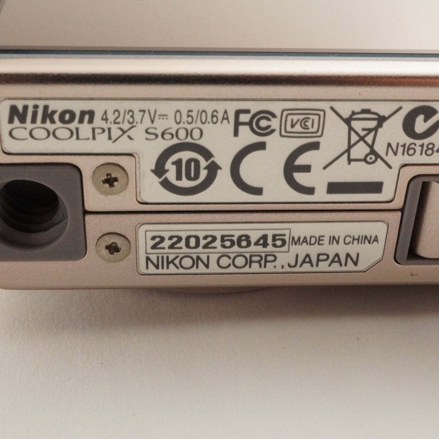 Nikon COOLPIX S600 Gold With 4GB SDHC Card Digital Camera from Japan #2847