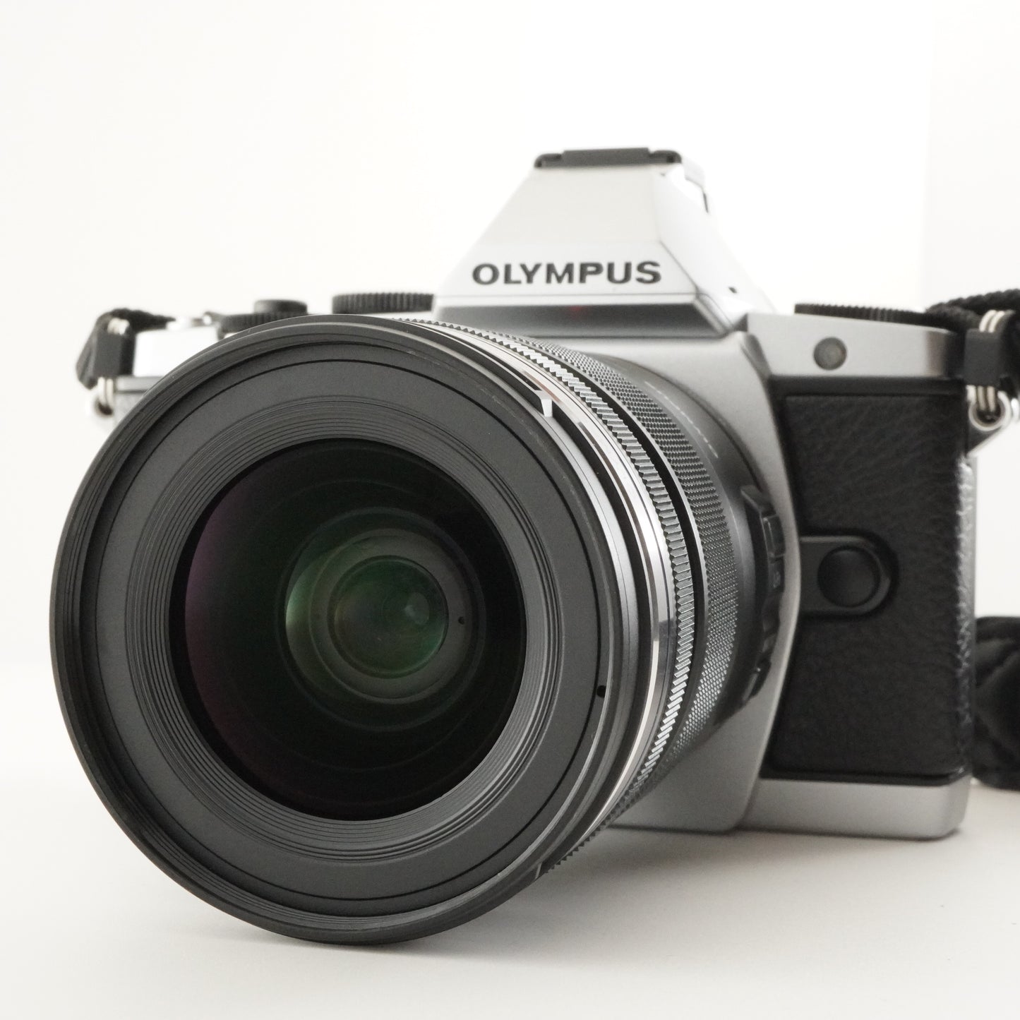[Only 82 Shots] OLYMPUS OM-D E-M5 Silver + 12-50mm EZ In Box from Japan #7327