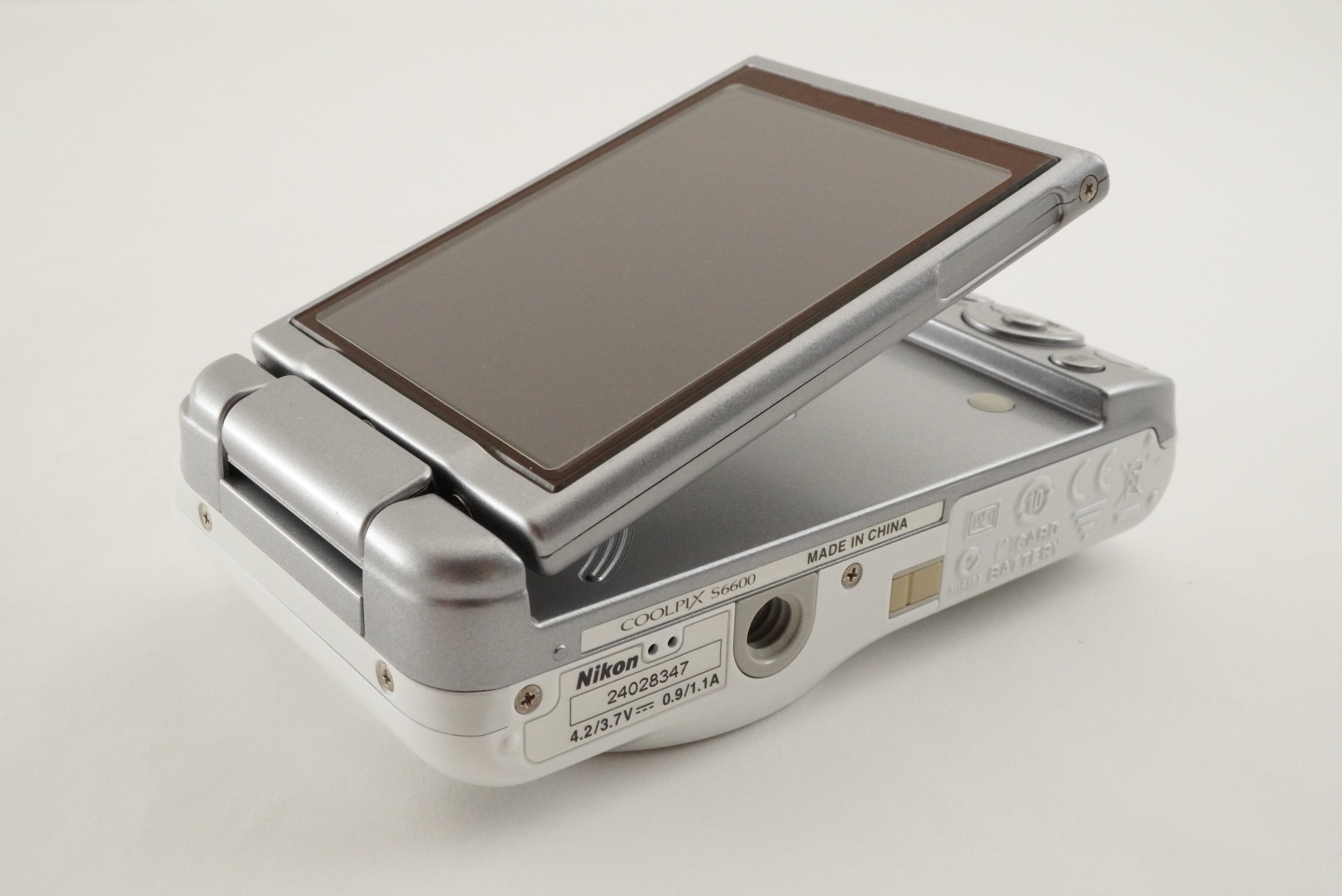 Nikon COOLPIX S6600 White With 4GB SDHC Card Digital Camera