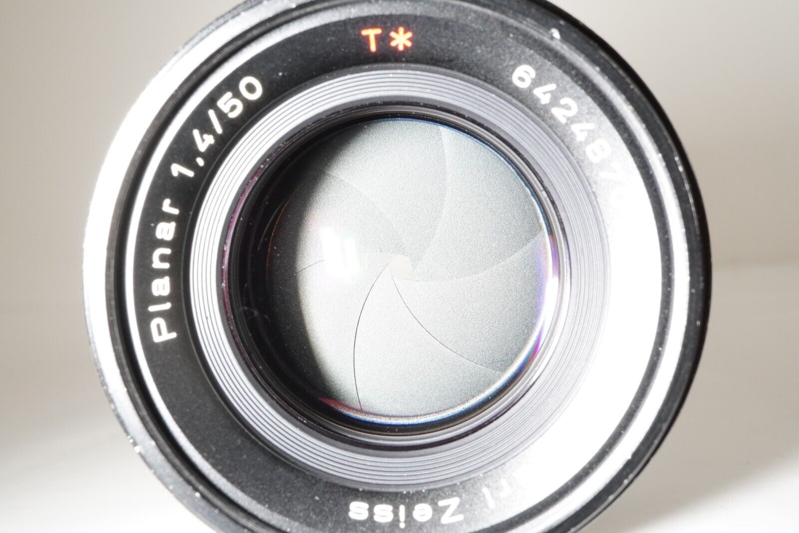 CONTAX Carl Zeiss Planar 50mm F1.4 T* AEJ MF Lens Photo